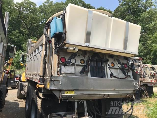 Mack CV700 Schneeschilde und -pflüge