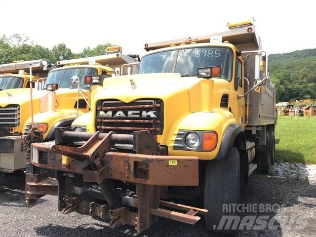 Mack CV700 Schneeschilde und -pflüge