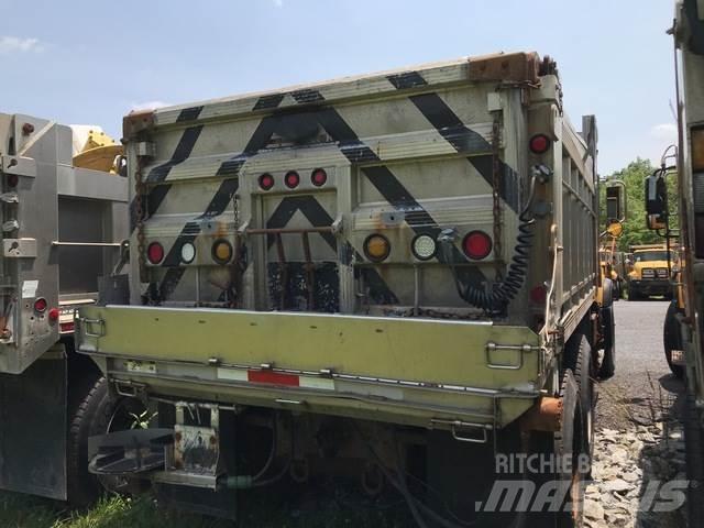 Mack CV700 Schneeschilde und -pflüge
