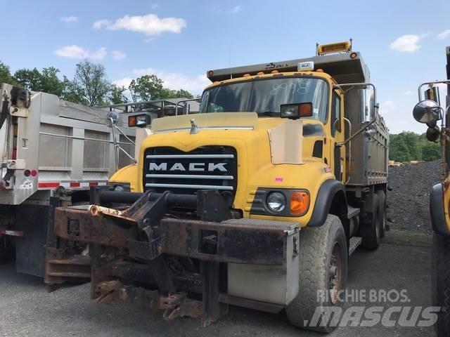 Mack CV700 Schneeschilde und -pflüge