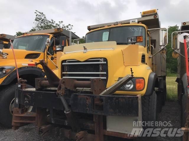 Mack CV700 Schneeschilde und -pflüge