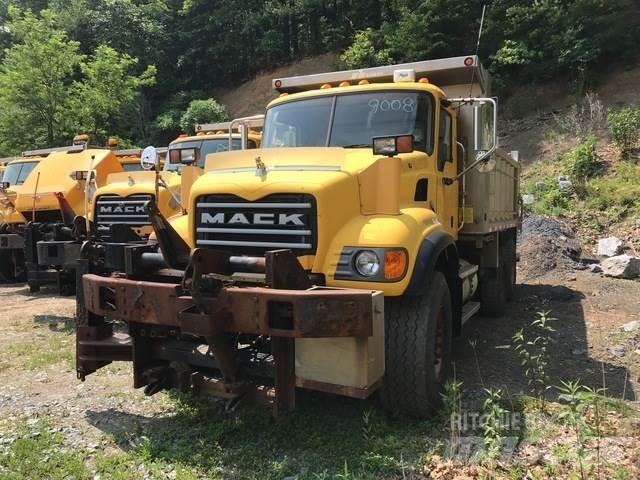 Mack CV700 Schneeschilde und -pflüge