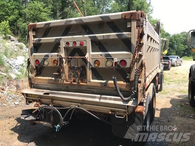Mack CV700 Schneeschilde und -pflüge