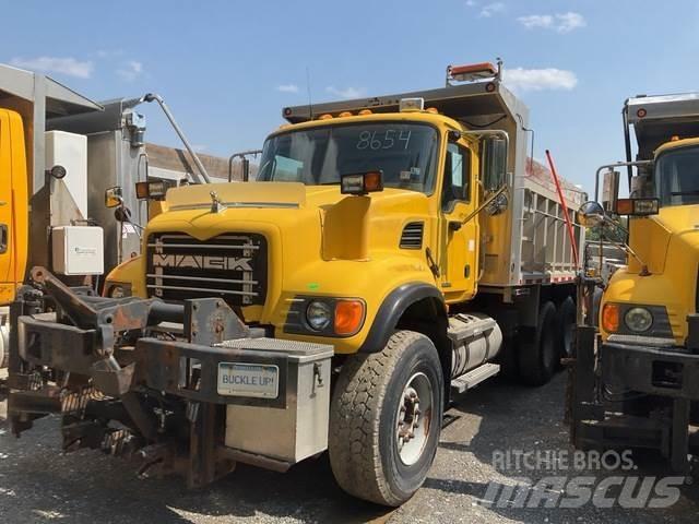 Mack CV713 Schneeschilde und -pflüge
