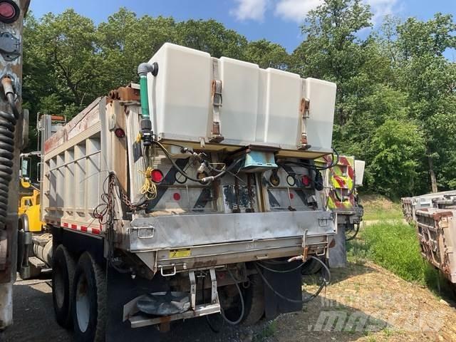 Mack CV713 Schneeschilde und -pflüge