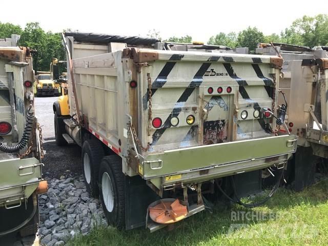 Mack CV713 Schneeschilde und -pflüge