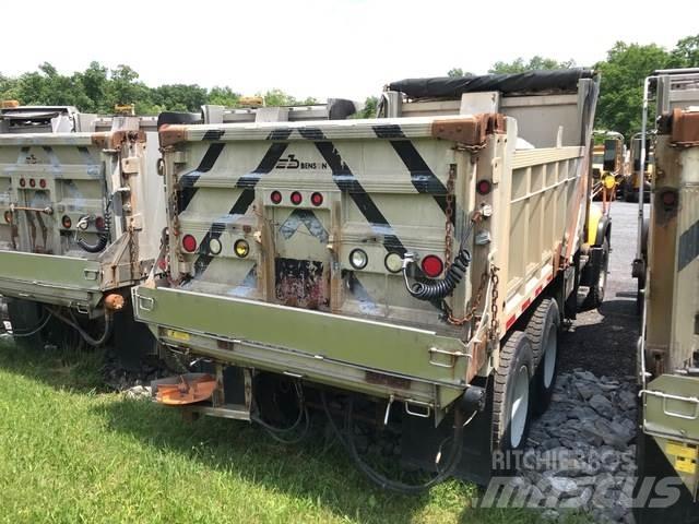 Mack CV713 Schneeschilde und -pflüge