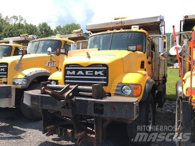 Mack CV713 Schneeschilde und -pflüge