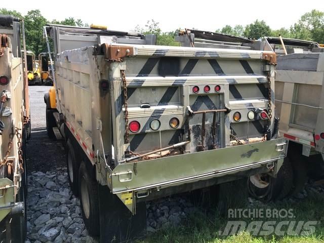 Mack CV713 Schneeschilde und -pflüge