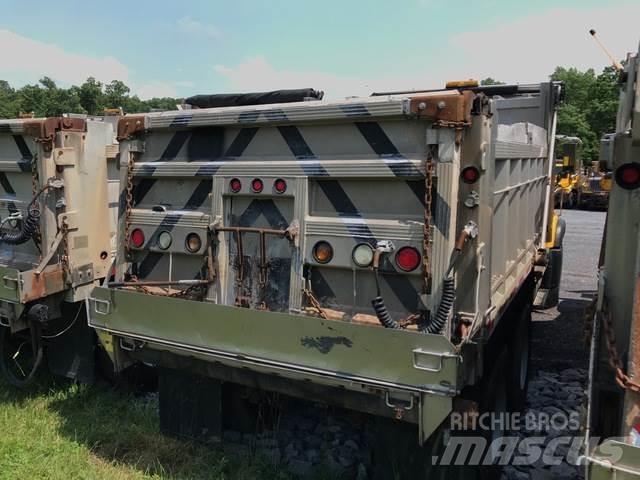 Mack CV713 Schneeschilde und -pflüge