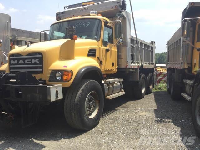 Mack CV713 Schneeschilde und -pflüge