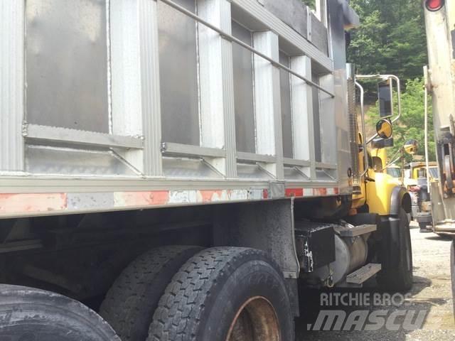 Mack CV713 Sand- und Salzstreuer
