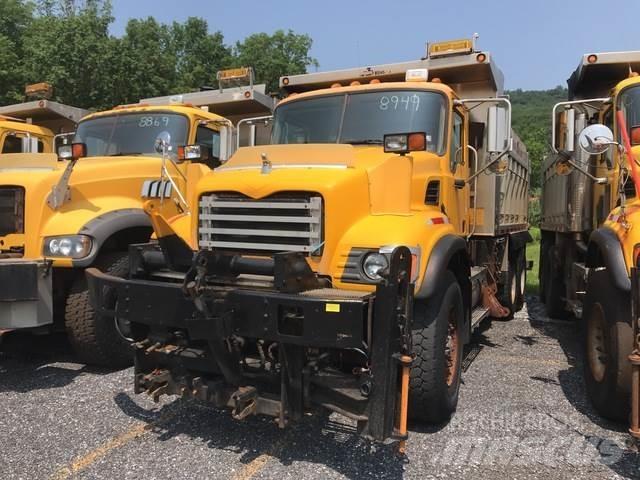 Mack CV713 Schneeschilde und -pflüge