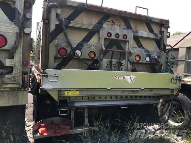 Mack CV713 Schneeschilde und -pflüge
