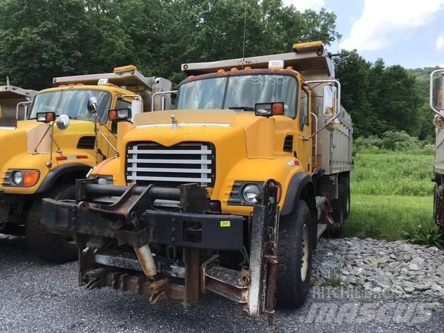 Mack CV713 Schneeschilde und -pflüge