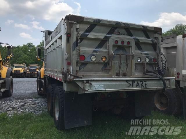 Mack CV713 Schneeschilde und -pflüge
