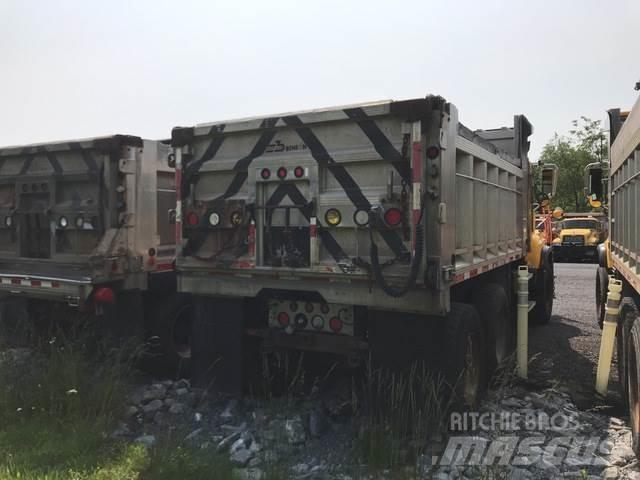 Mack CV713 Sand- und Salzstreuer