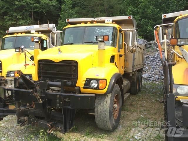Mack CV713 Sand- und Salzstreuer