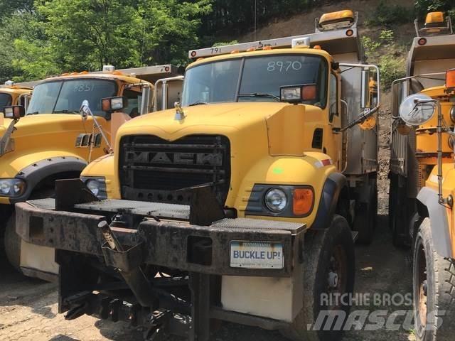 Mack CV713 Schneeschilde und -pflüge