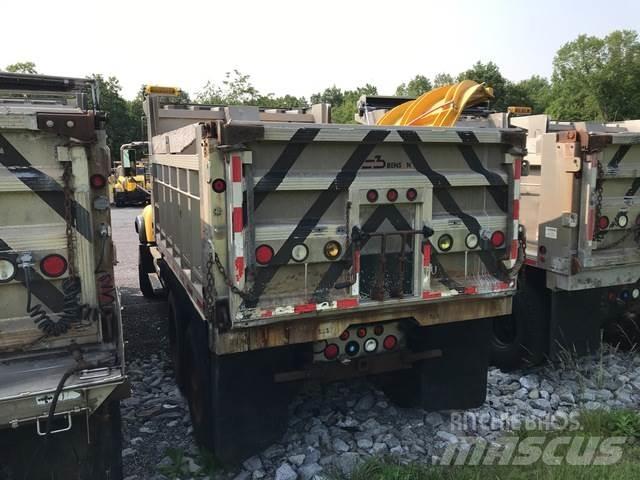 Mack CV713 Sand- und Salzstreuer
