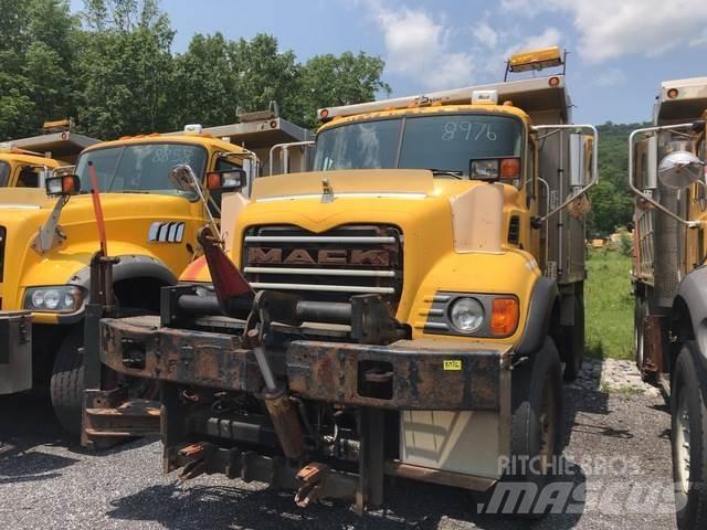 Mack CV713 Schneeschilde und -pflüge