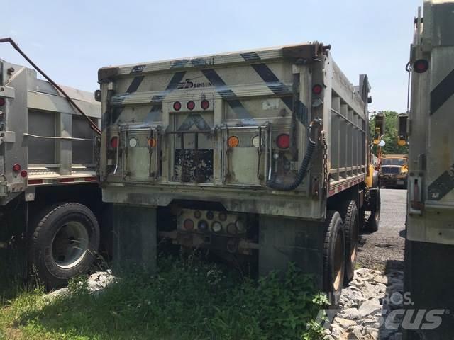 Mack CV713 Schneeschilde und -pflüge