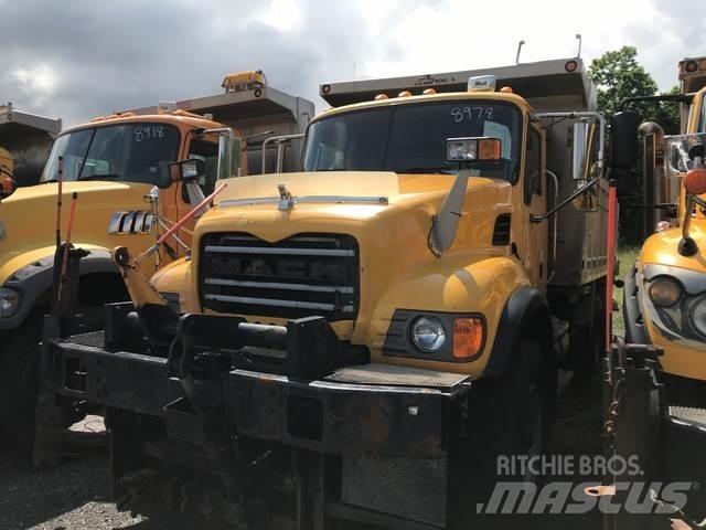 Mack CV713 Schneeschilde und -pflüge