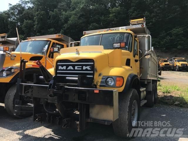 Mack CV713 Schneeschilde und -pflüge