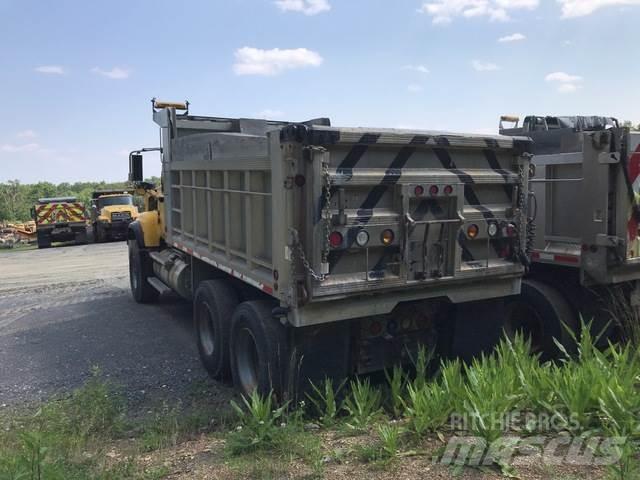 Mack CV713 Schneeschilde und -pflüge