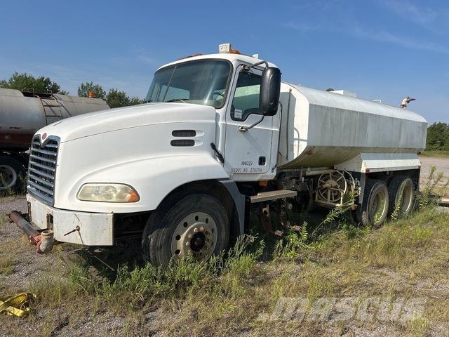 Mack CXN612 Wassertanker
