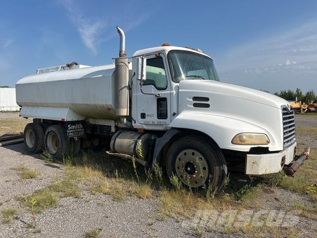 Mack CXN612 Wassertanker