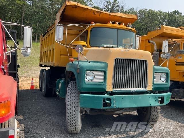 Mack DM686SX Kipper