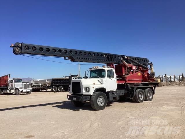 Mack DM690S Fahrzeug mit mobiler Bohranlage
