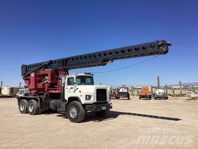 Mack DM690S Fahrzeug mit mobiler Bohranlage