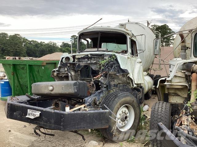 Mack DM690S Andere Fahrzeuge