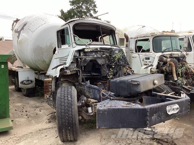 Mack DM690S Andere Fahrzeuge