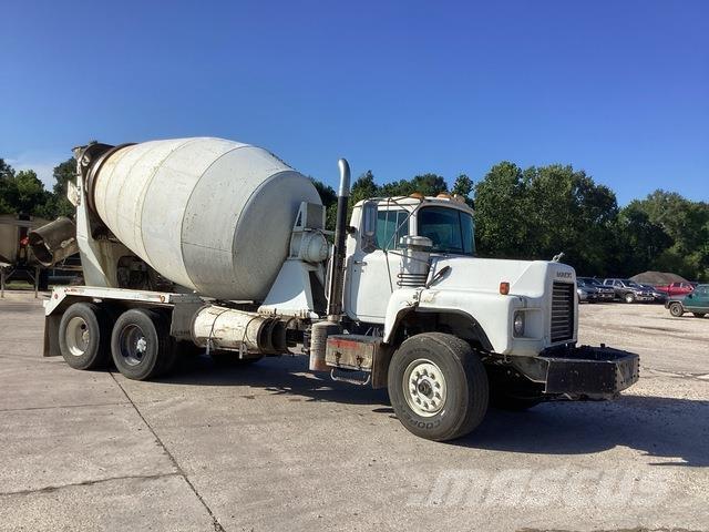 Mack DM690S Andere Fahrzeuge