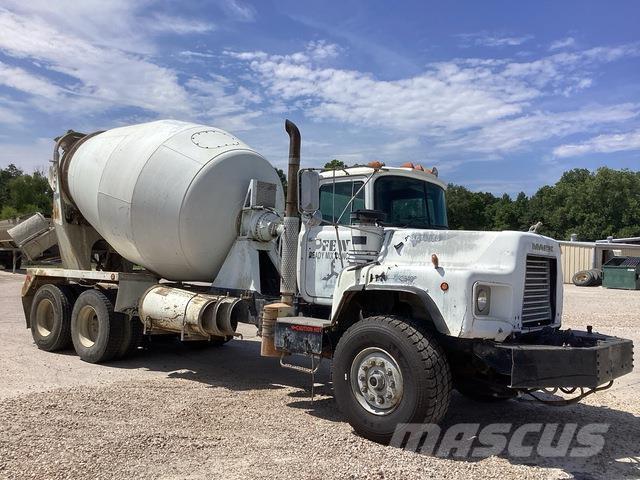 Mack DM690S Andere Fahrzeuge
