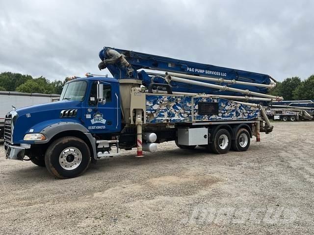 Mack GR64B Betonpumpen