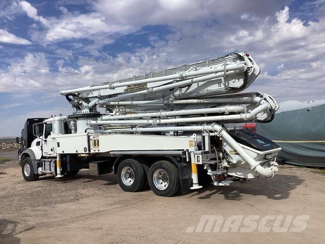 Mack GR64F Betonpumpen