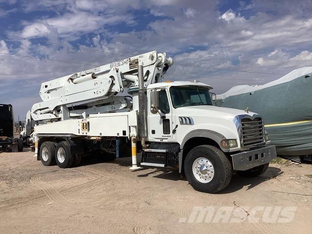 Mack GR64F Betonpumpen
