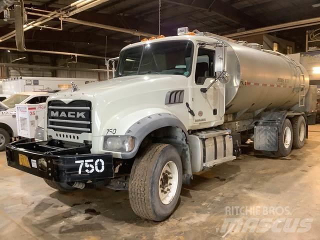Mack GU713 Wassertanker