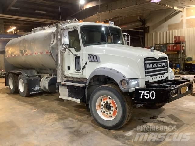 Mack GU713 Wassertanker