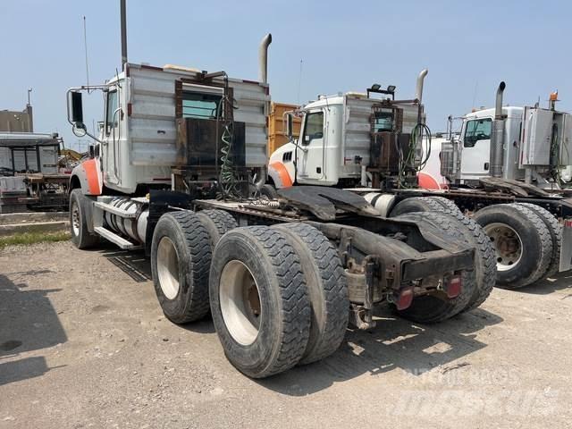Mack GU713 Sattelzugmaschinen