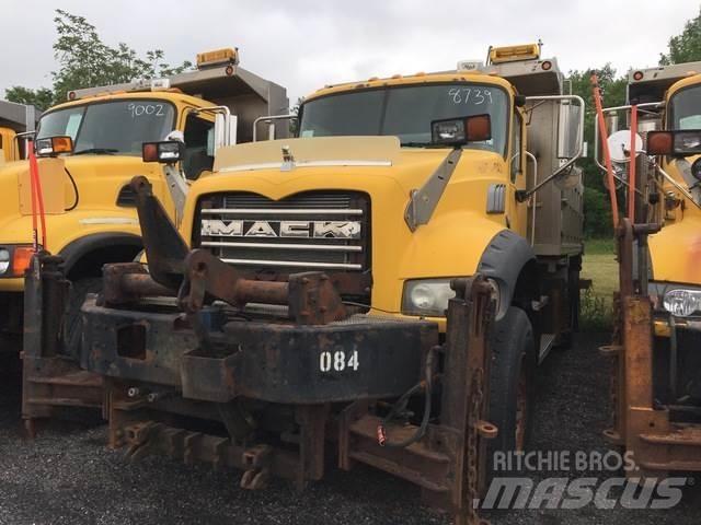 Mack GU713 Schneeschilde und -pflüge
