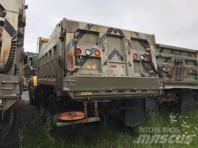 Mack GU713 Schneeschilde und -pflüge