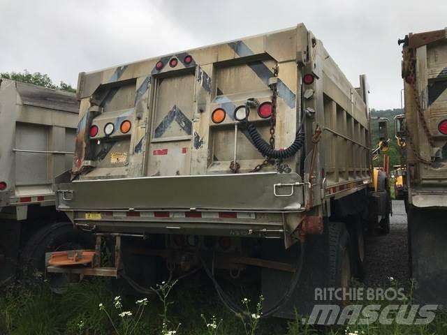 Mack GU713 Schneeschilde und -pflüge