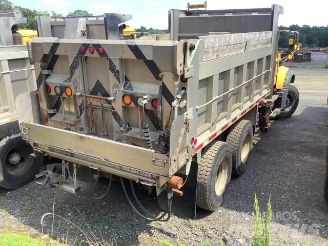 Mack GU713 Schneeschilde und -pflüge