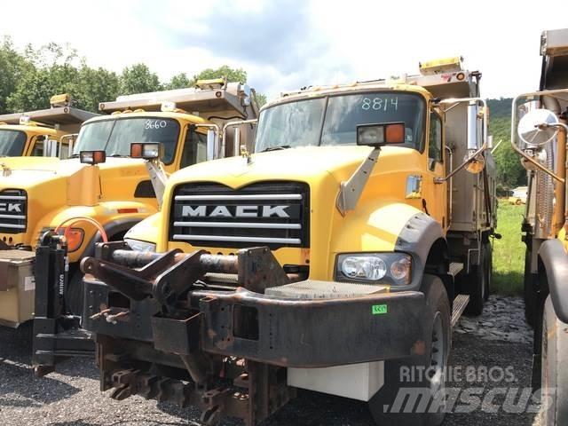 Mack GU713 Schneeschilde und -pflüge
