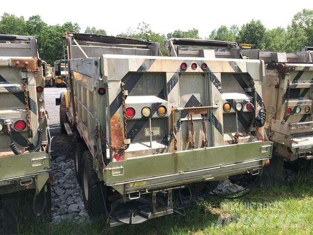 Mack GU713 Schneeschilde und -pflüge